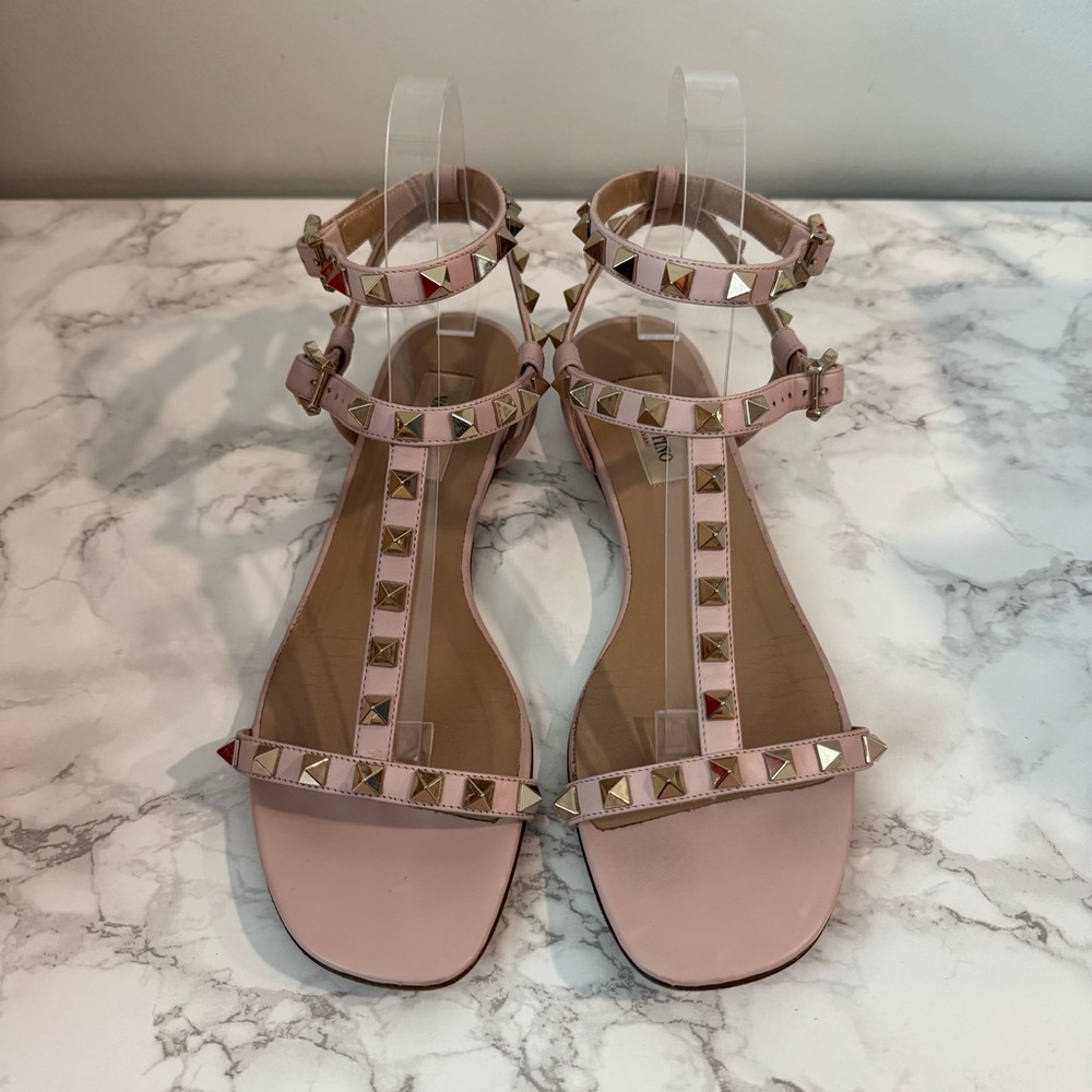 Valentino Garavani Rockstud T-Strap Flat Sandals